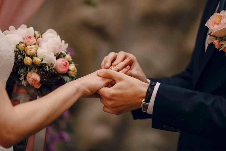 How To Plan A Stress-Free Minimalist Wedding